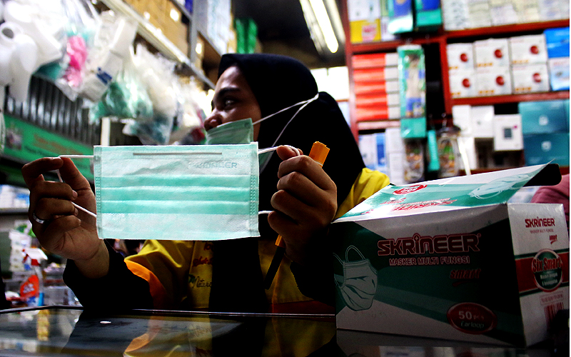 Heboh Virus Corona membuat harga Masker Melonjak Tajam dari harga sebelumnya. Para pedagang Pasar Pramuka, Jakarta biasanya menjual lima belas ribu rupiah per box menjadi enam puluh ribu rupiah. Robinsar Nainggolan