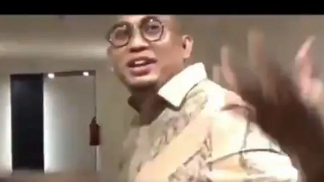 Andre Rosiade, politikus Gerindra, saat ikut aparat polisi menggerbeek PSK di Padang, Sumatera Barat, 26 januari 2020. [Twitter/Andre Rosiade] (Suara.com)