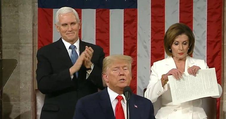 Ketua DPR AS Nancy Pelosi saat hendak merobek teks pidato Donald Trump (Eurweb)