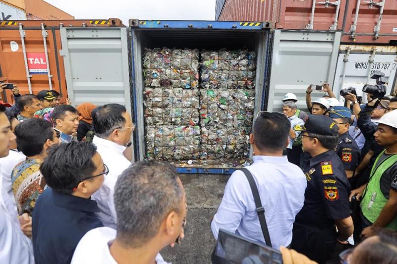 Suasana inspeksi mendadak puluhan kontainer berisi limbah sampah beracun dan berbahaya di kawasan Pelabuhan Peti Kemas Tanjung Priok, Jakarta (Foto:Beacukai.go,id)