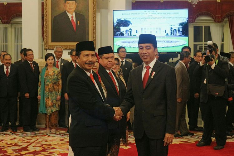 Presiden Joko Widodo menyalami Kepala BPIP Yudian Wahyudi usai dilantik(KOMPAS.com/RAKHMAT NUR HAKIM)