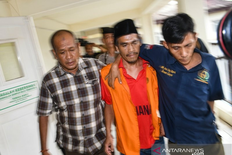 Ahmad Alfarisi, terdakwa kasus pembunuhan terhadap sopir taxi online di Palembang (Antara)