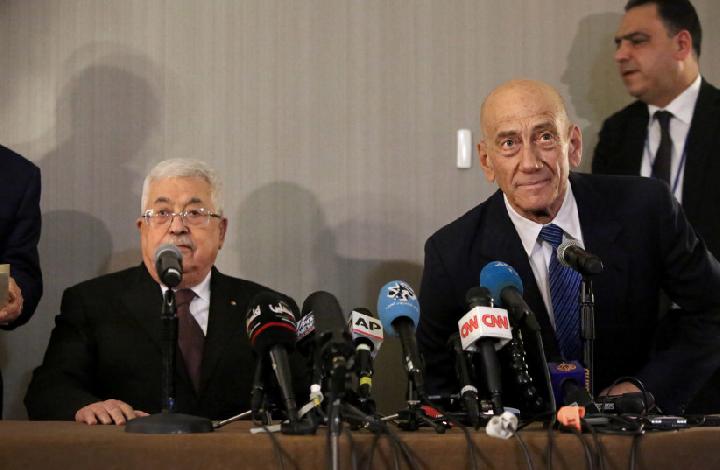 Presiden Palestina Mahmoud Abbas dan mantan Perdana Menteri Israel Ehud Olmert mengadakan konferensi pers di New York, 11 Februari 2020.[REUTERS] (Tempo.co).
