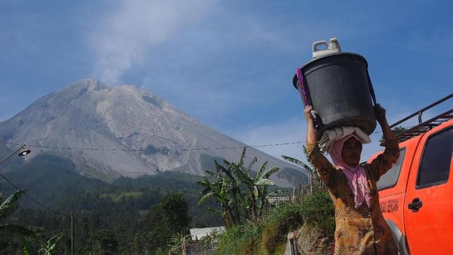 Gunung Merapi erupsi, jarak aman bagi warga di luar radius 3 km. (ANTARA FOTO/Aloysius Jarot Nugroho)