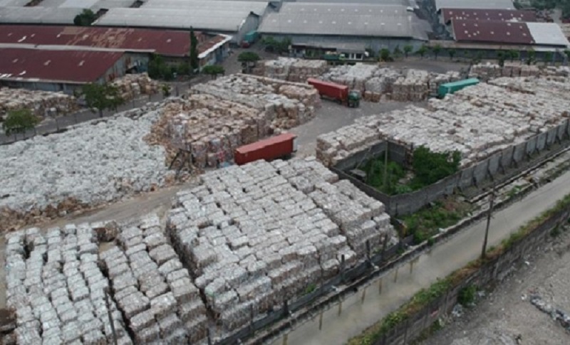 Pengolahan sampah impor di salah satu pabrik (Foto:Ecoton)