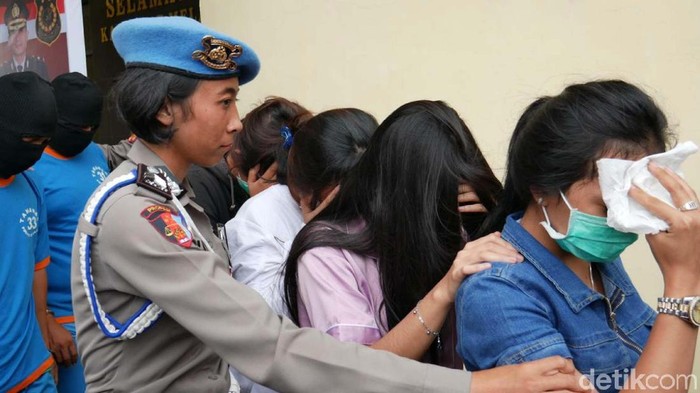 Polisi menangkap empat gadis PSK dan dua muncikari di Cianjur. (Ismet Selamet/detikcom)