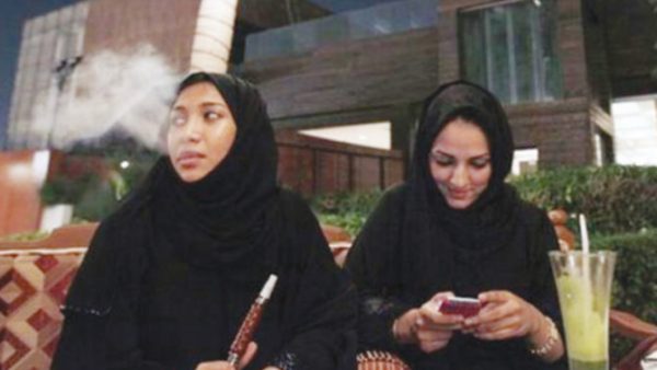Perempuan Saudi menghisap hookah (Arab News)