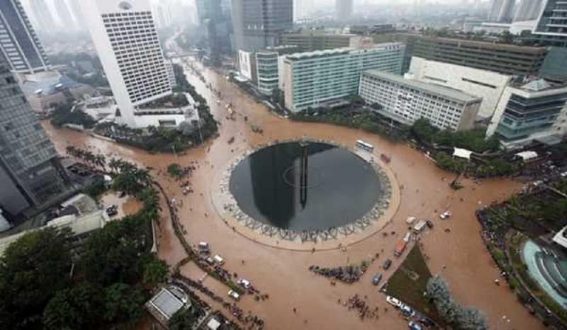 Wagub DKI Jakarta Ahmad Riza Patria sebut banjir di Jakarta saat ini sudah lebih baik dibanding era Jokowi (Beritasatu.com).