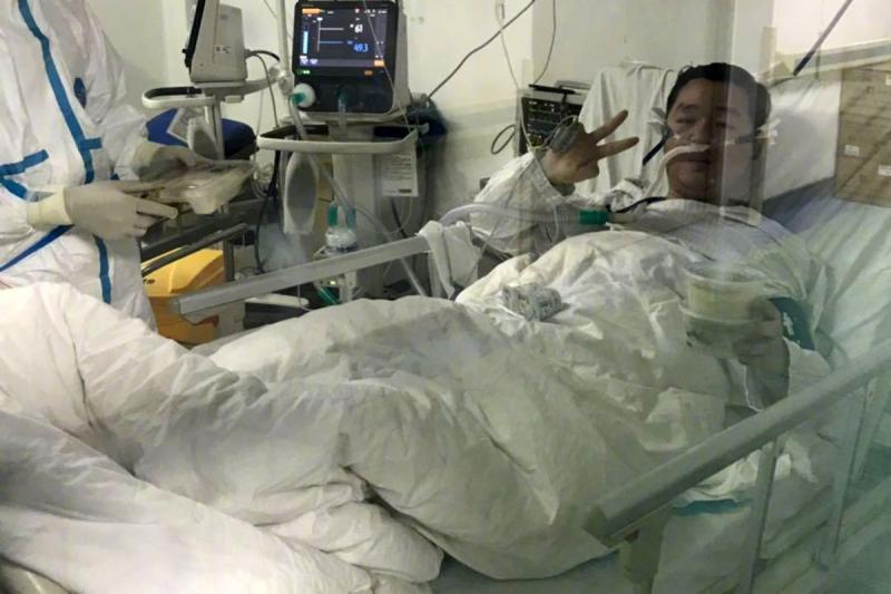 Dokter muda Peng Yinhua (29) emnjalani perawatan usai diserang virus corona (Newyorkpost)