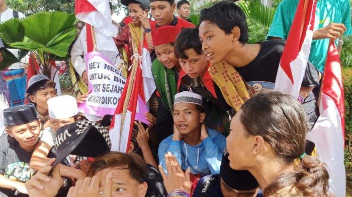 anakanak yang ikut demo 212 di patung kuda, Jakarta Pusat, Jumat (21/2/2020) (Tribunnews)