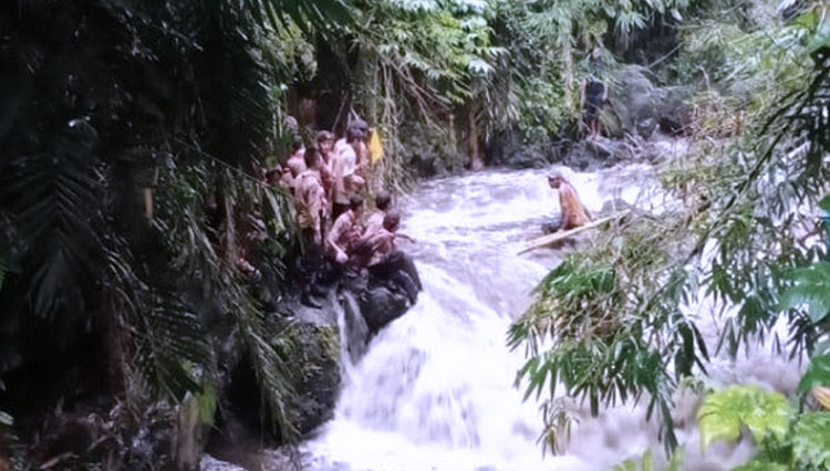 Siswa SMPN Turi I, Sleman, Yogyakarta hanyut terbawa arus sungai (Timesbali)