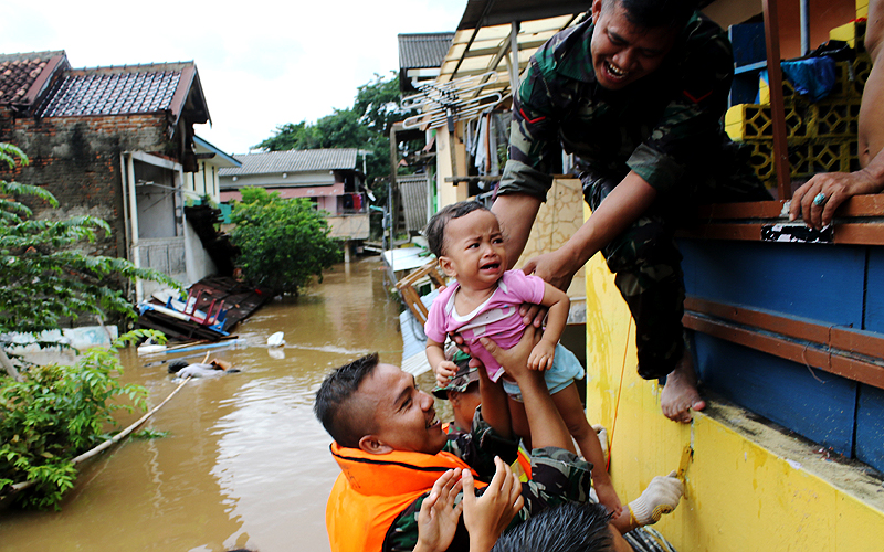 Aparat gabungan TNI-Polri dan Organisasi Masyarakat bahu membahu mengevakuasi warga yang masih berada dirumahnya. Para penolong ini menyisir satu persatu rumah warga yang terendam banjir menggunakan perahu karet. Robinsar Nainggolan