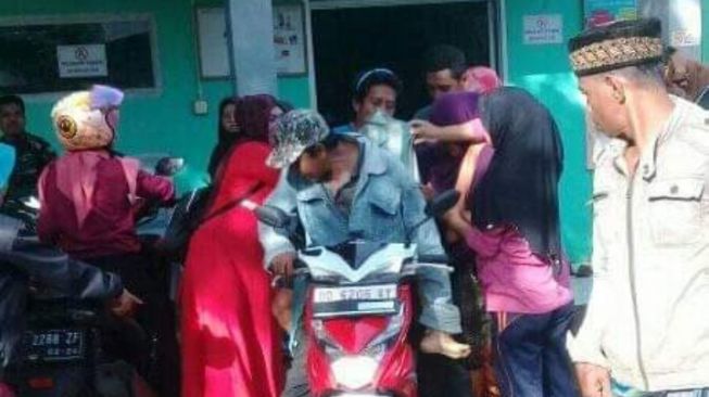 Postingan yang viral tentang jenazah dibawa pulang keluarganya menggunakan sepeda motor di Bulukumba.(Makassar.terkini.id)