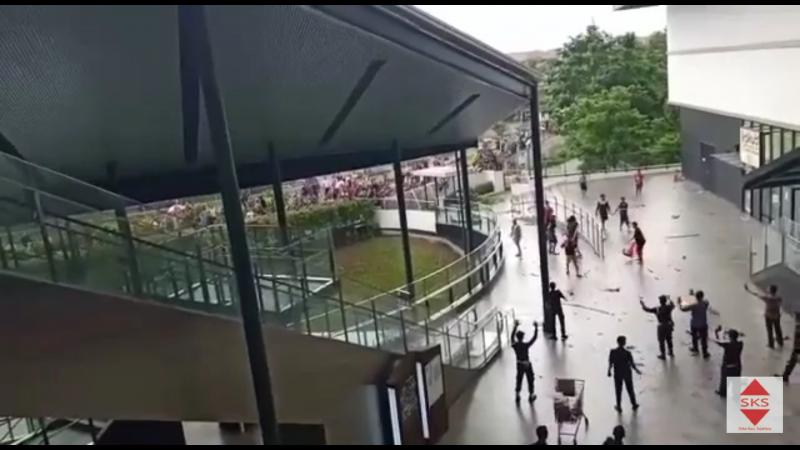 Hasil tangkapan layar ratusan warga Cakung serang AEON Mall JGC (Ist)