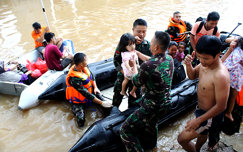 Aparat gabungan TNI-Polri dan Organisasi Masyarakat bahu membahu mengevakuasi warga yang masih berada dirumahnya. Para penolong ini menyisir satu persatu rumah warga yang terendam banjir menggunakan perahu karet. Robinsar Nainggolan