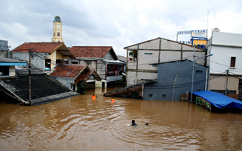 Ilustrasi banjir melanda Jakarta (Robinsar Nainggolan)