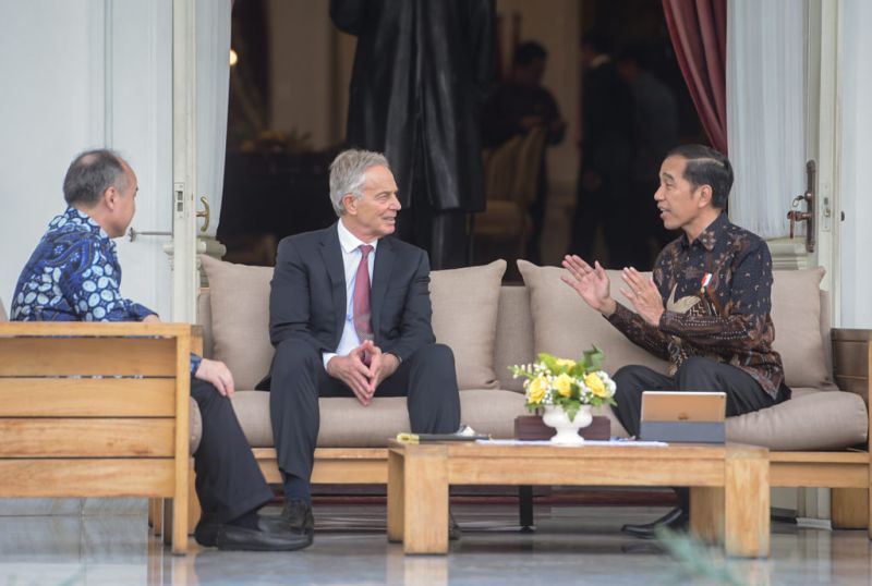 Presiden Jokowi saat menyambut mantan perdana menetri Inggris Tony Blair dan CEO Softbank Masayoshi Son di Istana Merdeka (Okezone)
