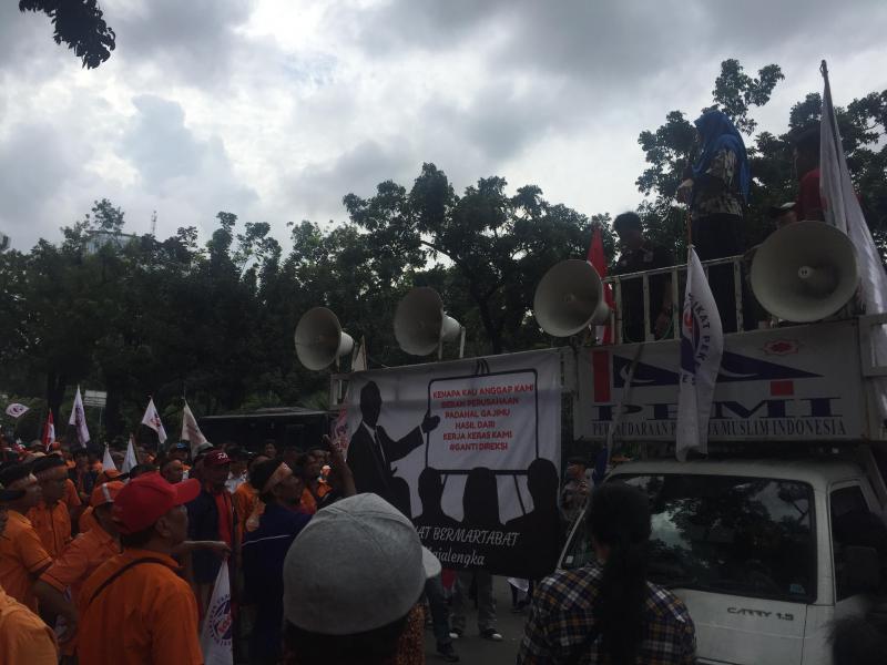 Aksi pekerja BUMN yang melakukan unjuk rasa di Gedung Kementerian BUMN, Medan Merdeka, Jakarta (Foto :Lili)
