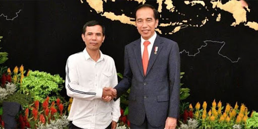 Aznil Tan saat bersalaman dengan Presiden Jokowi (Katta.id)