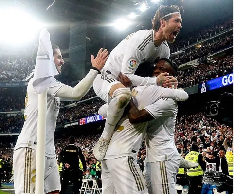 Vinicius merayakan golnya ke gawang Barcelona (Foto: Instagram/@RealMadrid)