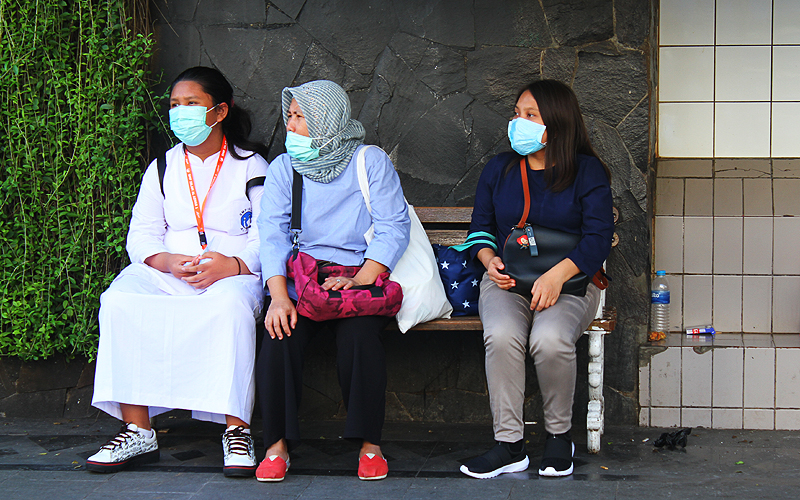 Masyarakat saat ini banyak yang mengenakan masker saat berkegiatan diluar rumah terutama ditempat umum. Seperti terlihat di kawasan Jalan MH Thamrin pada Senin (2/3) banyak warga yang mengenakan masker. Robinsar Nainggolan