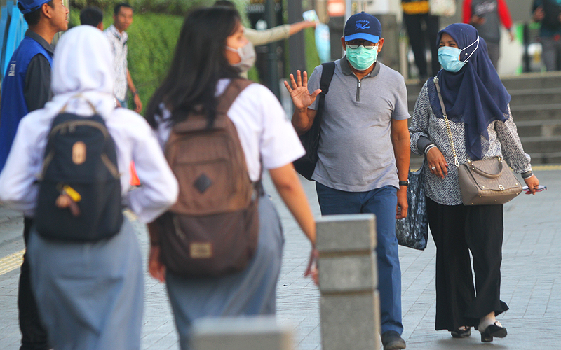 Antisipasi Virus Corona Warga Kenakan Masker