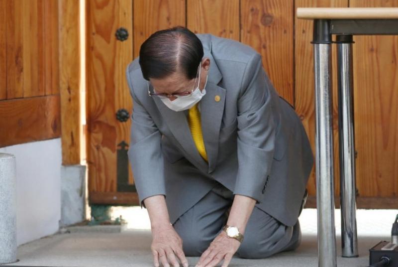 Pemimpin Gereja Shincheonji Lee Man-hee minta maaf karena jemaatnya sebar corona. (Republika).