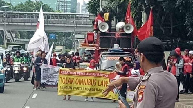 Demo Tolak RUU Omnibus Law di DPR RI (vivanews)