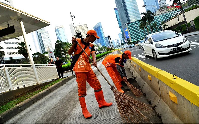 Pekerja Penanganan Prasarana dan Sarana Umum (PPSU) melakukan perawatan jalur Bus Trans Jakarta di Jalan MH Thamrin, Jakarta pada Kamis (5/3). Robinsar Nainggolan