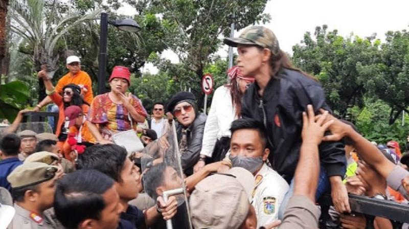 Massa Presidium Gerakan Jaga Indonesia kembali memggeruduk Balai Kota DKI Jakarta pada Rabu (4/3/2020). (Suara.com/Fakhri Fuadi)