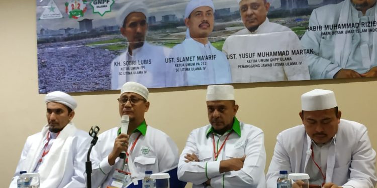 Sekjen GNPF Ulama Edy Mulyadi (kedua dari kiri) (indonesiainside)
