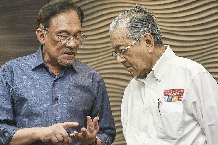 Mahathir Mohamad dan Anwar Ibrahim. (Kompas)