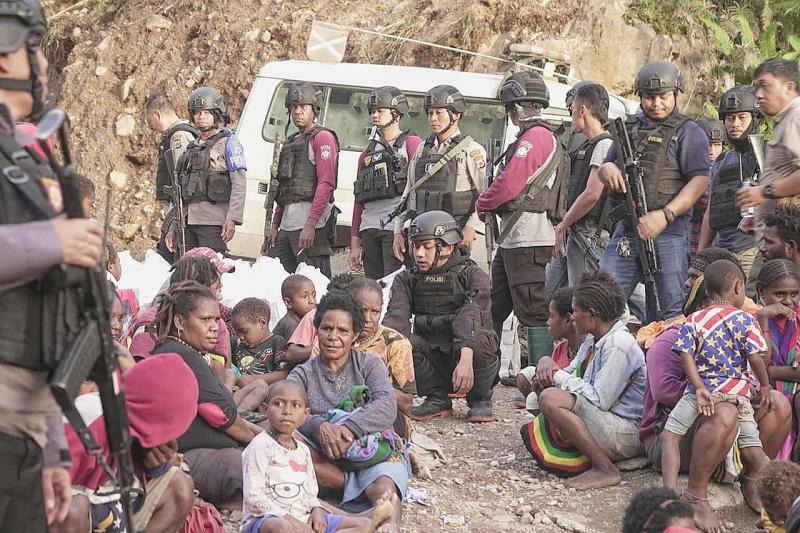Warga Timika mengungsi ke Polsek Tembagapura takut KKB (netralnews)