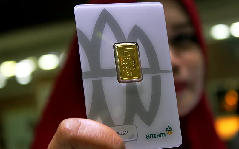 Harga emas mengalami penguatan seiring dengan pelemahan dolar AS dan peningkatan permintaan di tengah tekanan global. Kenaikan harga emas didorong oleh  kekhawatiran wabah virus corona yang menciptakan kepanikan di kalangan investor. Robinsar Nainggolan