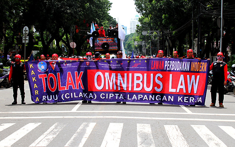 Massa yang menamakan diri Gerakan Buruh Jakarta menggelar aksi di depan gedung DPRD DKI Jakarta, Jalan Kebon Sirih, jakarta pada Rabu (11/3). Robinsar Nainggolan