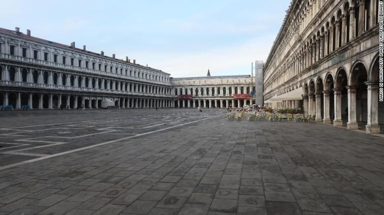 Tempat wisata di Italia tampak sepi saat negara itu lockdown (Foto: CNN)