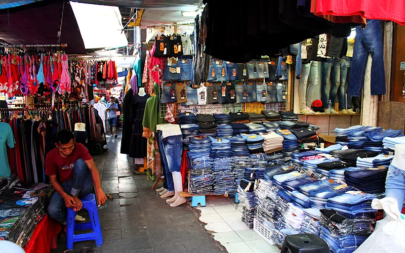 Seperti terlihat pada Selasa (17/3) Pasar Tanah Abang terlihat sepi pembeli. Efek berantai dari wabah virus corona di China sudah terasa dalam hal perdagangan khususnya rantai pasok bahan baku tekstil dan produk tekstil ke Indonesia. Robinsar Nainggolan