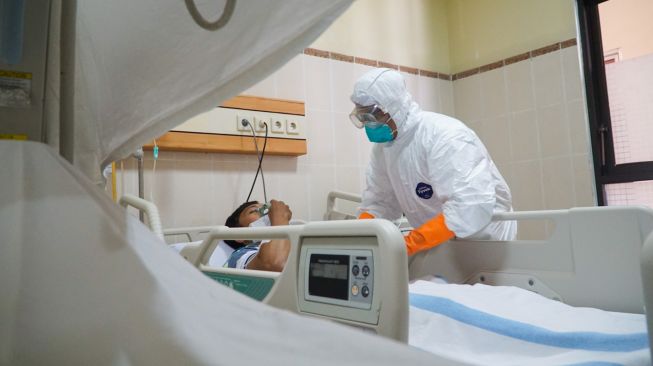 Simulasi penanganan pasien yang terdeteksi Virus Corona di RS Margono Soekarjo Purwokerto. [Suara.com/Anang Firmansyah]