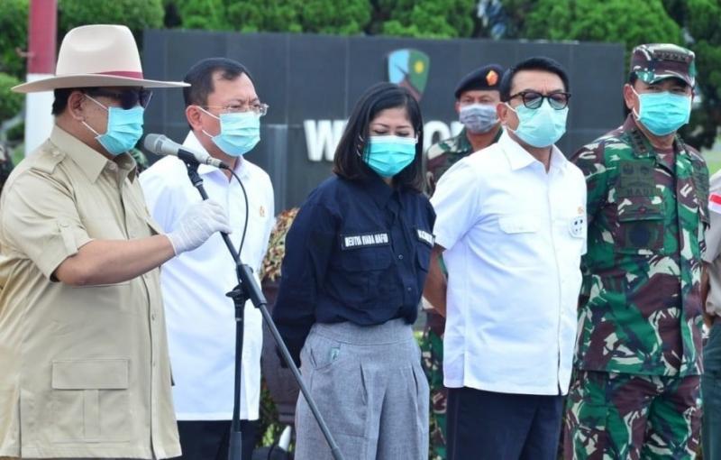 Menhan Prabowo Didampingi Pejabat lain saat menerima bantuan alat kesehatan untuk penanganan virus corona dari Tiongkok di Lanud Halim Perdanakusumah. (ngelmu.com)