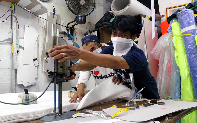 Ilustrasi Pekerja menyelesaikan pembuatan Alat Pelindung Diri (ADP) dari virus corona atau Covid-19 untuk tenaga medis di Pusat Industri Kecil (PIK), Jakarta Timur, Rabu, (25/3). Robinsar Nainggolan