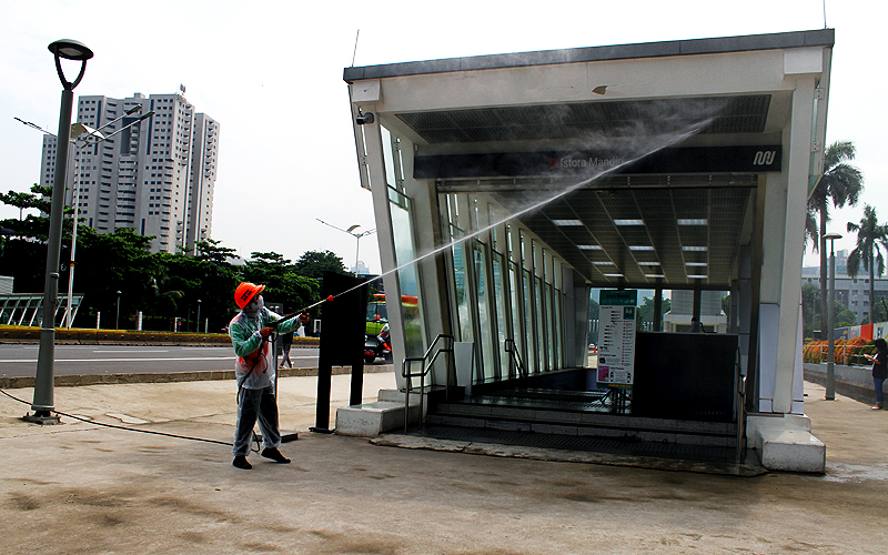 Petugas menyemprotkan cairan disinfektan di Pedestrian Jalan Jenderal Sudirman, Jakarta, Jumat (27/3). Penyemprotan rutin guna mencegah peyebaran virus corona. Robinsar Nainggolan