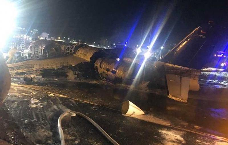 Pesawat Lionair yang mengangkut medis mengalami kecelakaan di Bandara Internasional Ninoy Aquino (NAIA), Minggu malam 29 Maret 2020. ( Foto: Twitter: ABS-CBN News )