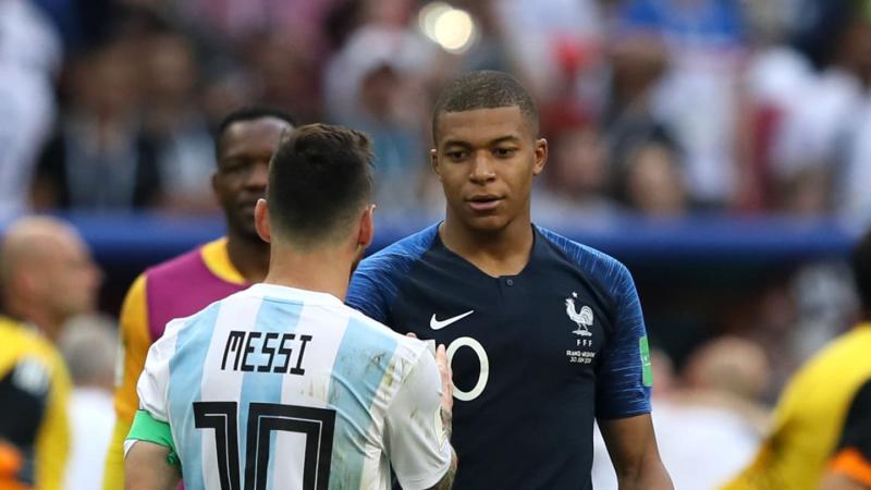 Pemain Prancis Kylian Mbappe bersalaman dengan Lionel Messi usai pertandingan Piala Dunia 2020 (galamedianews)
