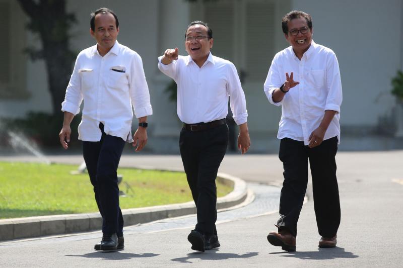 Mensesneg Pratikno (tengah) dan Jubir Presiden Fadjroel Rachman (kanan) (mediaindonesia)