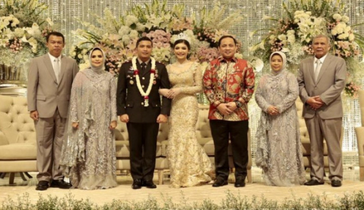 Wakapolri Komjen Gatot Edy Pramono (baju batik) hadiri pernikahan eks Kapolsek Kembangan Kompol Fahrul Sudiana di Hotel Mulia (wartaekonomi)