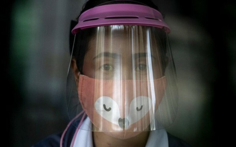 Tidak disarankan memakai masker kain lebih dari 4 jam (Foto: AP Photo)