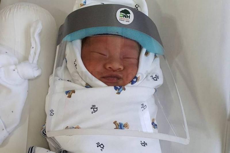 helm khusus bayi baru lahir untuk cegah corona (sindonews)