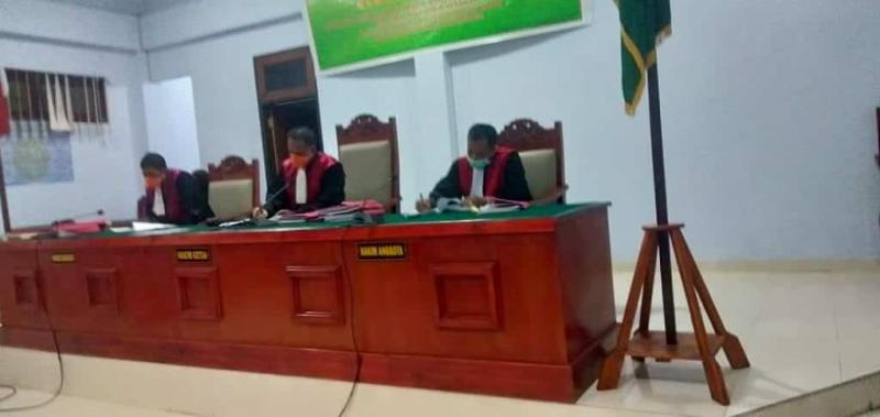 Hakim Ketua, Yajid SH.MH, anggota Frans Efendi Manurung SH.MH, dan anggota 2, Ottow W.T.G.P Siagian SH saat memimpin sidang di PN Wamena, Senin (7/7/2020) – Jubi/IST
