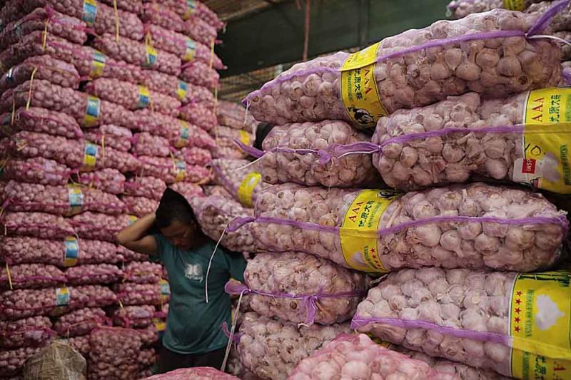 Stok bawang putih impor di Pasar Induk Kramat Jati, Jakarta Timur (Foto:Denni Hardimansyah/Law-Justice)