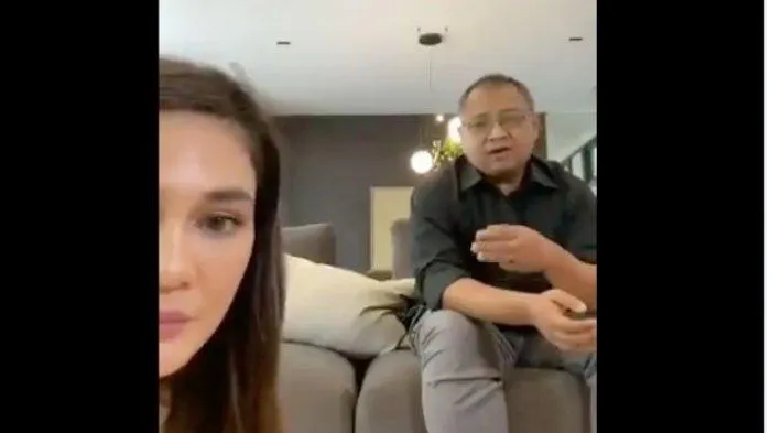 Luna Maya bersama dengan dokter hewan Indro Cahyono saat berbincang soal virus corona (tribunnews)
